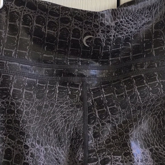 Zyia NWOT Light N Tight full length leggings. Beautiful pattern. No flaws. - Picture 3 of 4